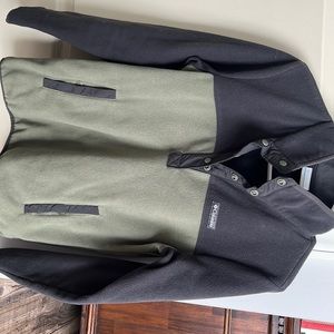 Size small Columbia half snap